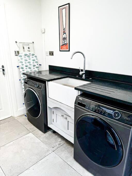 Zarza House Fabulous Art Deco Home 4 Double Bedrooms Large Garden Free Parking & Wifi Hatfield  Exterior photo