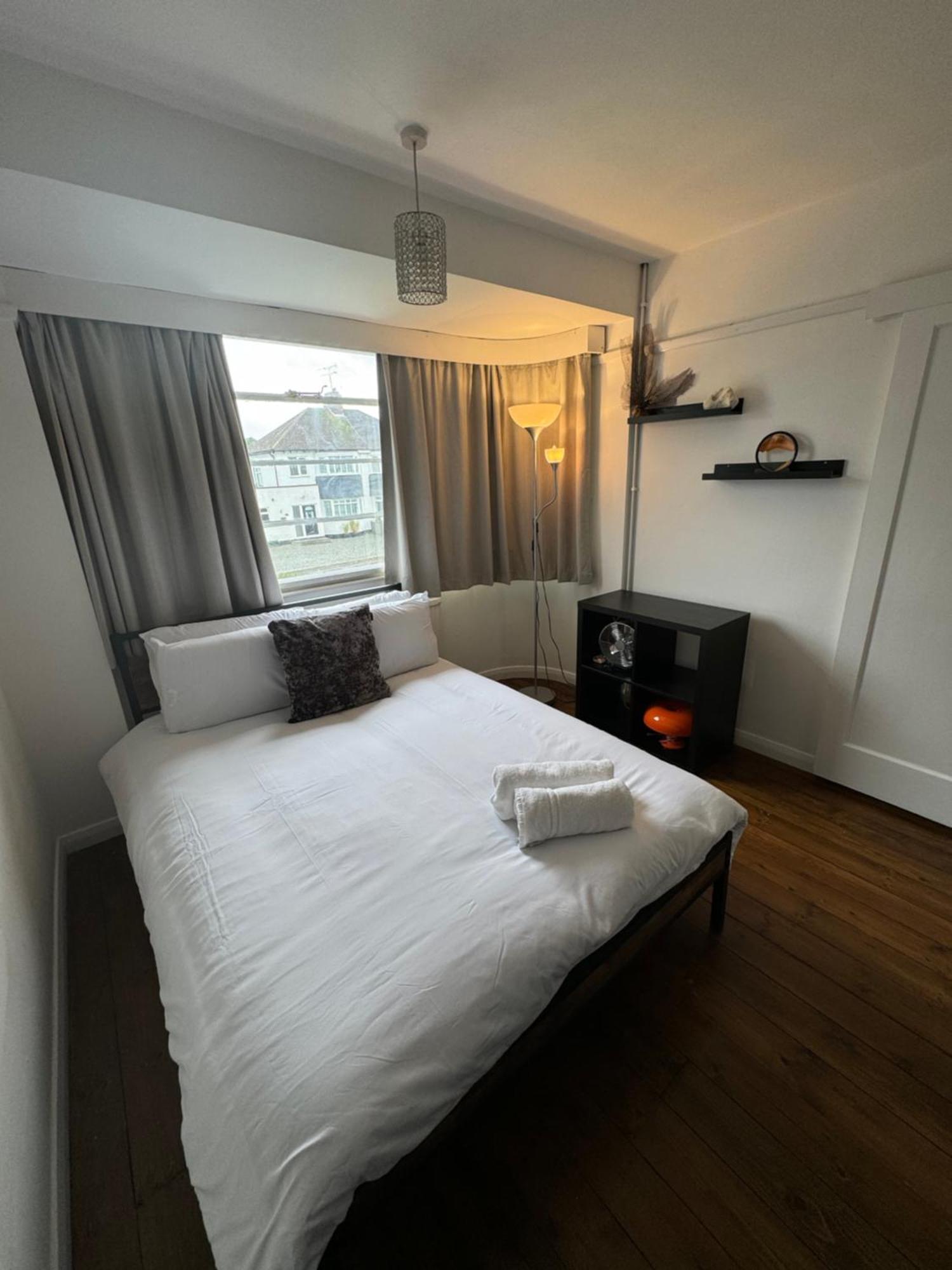 Zarza House Fabulous Art Deco Home 4 Double Bedrooms Large Garden Free Parking & Wifi Hatfield  Exterior photo
