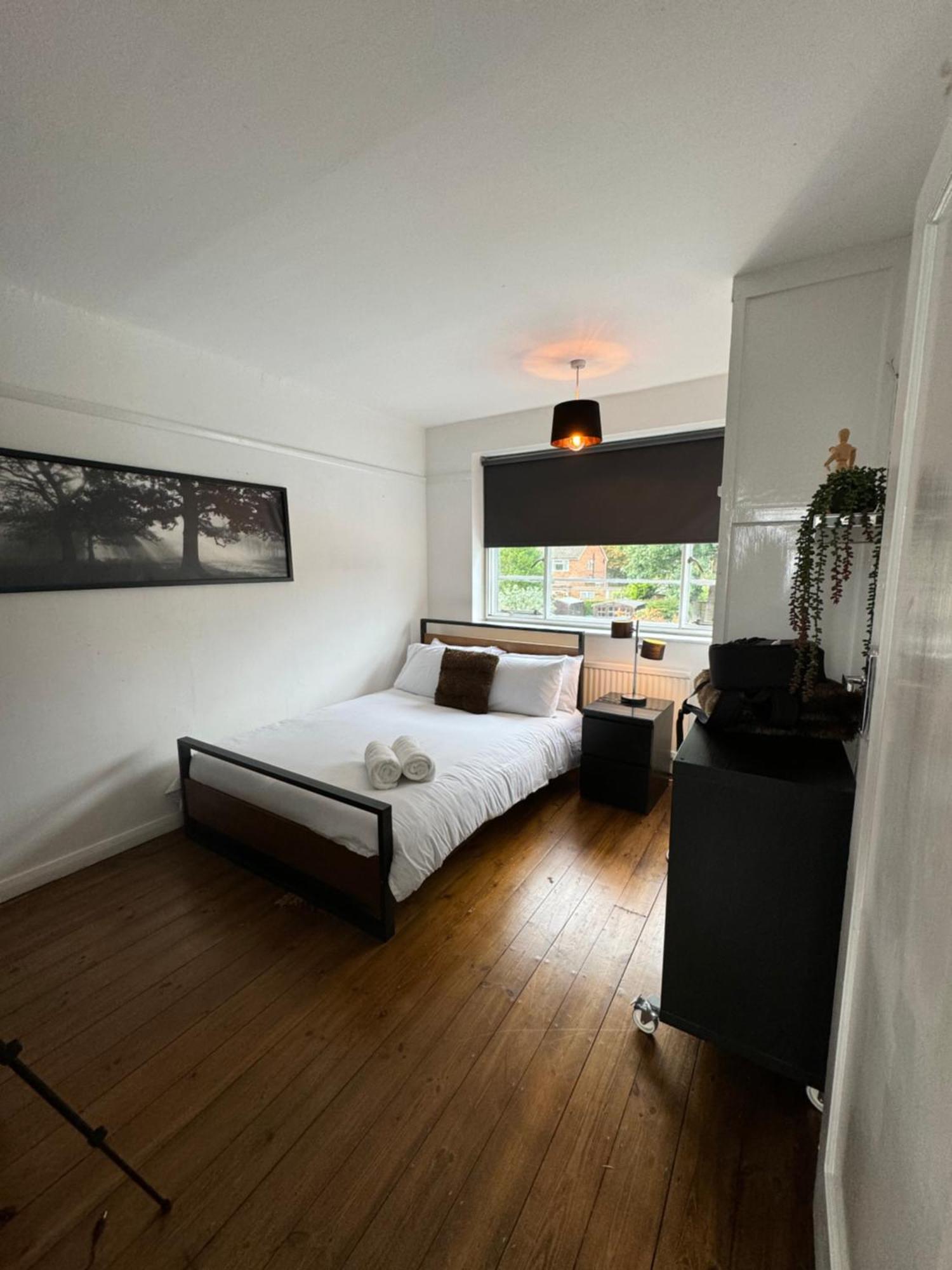 Zarza House Fabulous Art Deco Home 4 Double Bedrooms Large Garden Free Parking & Wifi Hatfield  Exterior photo