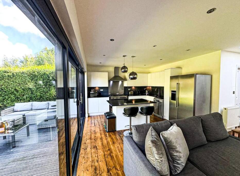 Zarza House Fabulous Art Deco Home 4 Double Bedrooms Large Garden Free Parking & Wifi Hatfield  Exterior photo